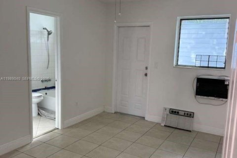 Apartamento en alquiler en Hialeah, Florida, 1 dormitorio, 282.42 m2 № 2051529 - foto 7