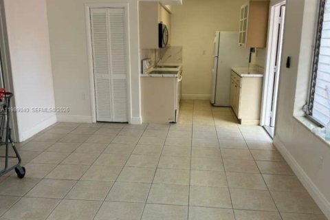 Apartamento en alquiler en Hialeah, Florida, 1 dormitorio, 282.42 m2 № 2051529 - foto 6