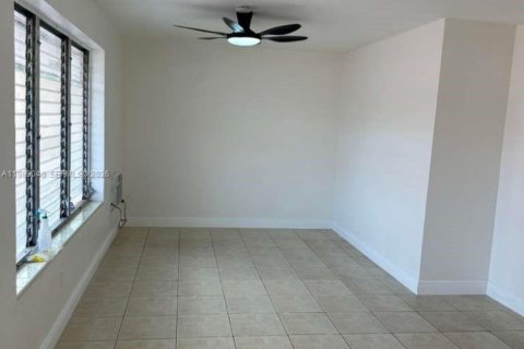 Apartamento en alquiler en Hialeah, Florida, 1 dormitorio, 282.42 m2 № 2051529 - foto 5