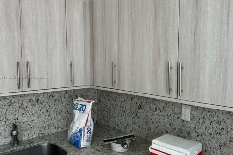Appartement à louer à Hialeah, Floride: 1 chambre, 282.42 m2 № 2051529 - photo 2