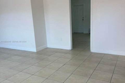 Apartamento en alquiler en Hialeah, Florida, 1 dormitorio, 282.42 m2 № 2051529 - foto 4
