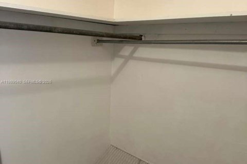 Apartamento en alquiler en Hialeah, Florida, 1 dormitorio, 282.42 m2 № 2051529 - foto 3