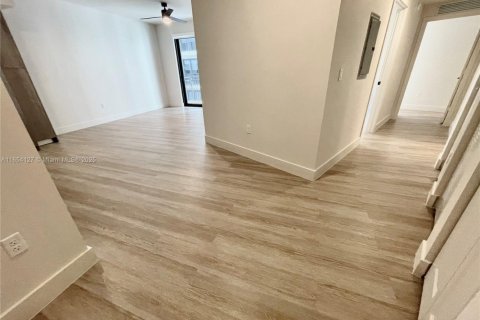 Apartamento en alquiler en Miami, Florida, 2 dormitorios, 92.25 m2 № 2015737 - foto 2