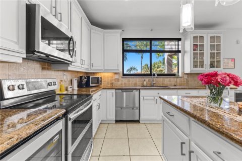 Купить виллу или дом в Катлер-Бей, Флорида 5 спален, 323.21м2, № 2005817 - фото 24