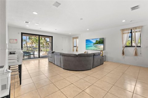 Купить виллу или дом в Катлер-Бей, Флорида 5 спален, 323.21м2, № 2005817 - фото 28