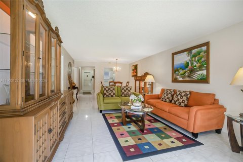 Condo in Lauderhill, Florida, 2 bedrooms № 2081823 - photo 2