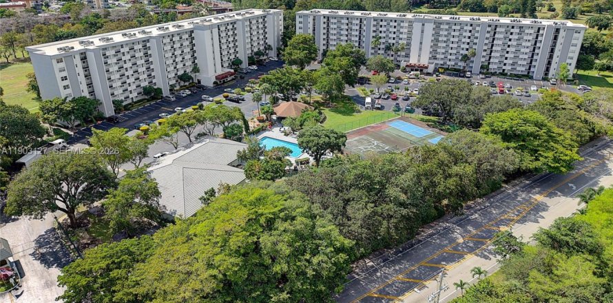 Condo in Lauderhill, Florida, 2 bedrooms № 2081823