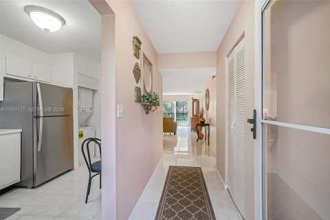Condo in Lauderhill, Florida, 2 bedrooms № 2081823 - photo 3