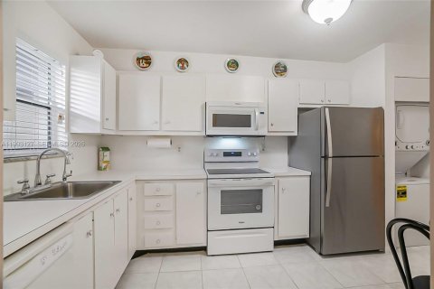 Condo in Lauderhill, Florida, 2 bedrooms № 2081823 - photo 5