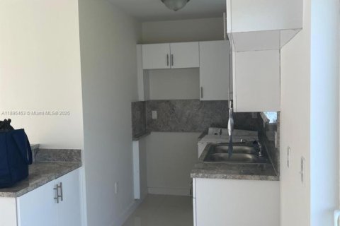 Снять в аренду виллу или дом в Майами, Флорида 3 спальни, 171.87м2, № 1947653 - фото 6