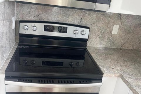 Снять в аренду виллу или дом в Майами, Флорида 3 спальни, 171.87м2, № 1947653 - фото 5