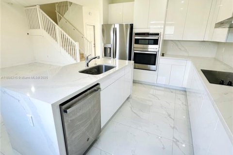 Villa ou maison à louer à Miami, Floride: 4 chambres, 282.24 m2 № 1949474 - photo 8