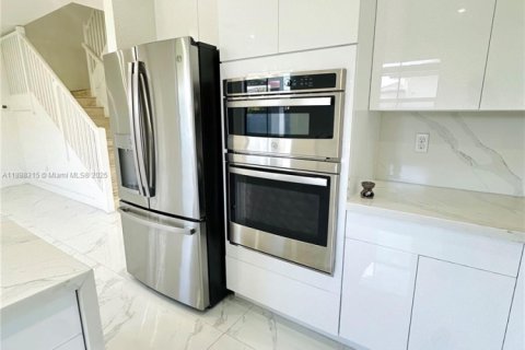 Villa ou maison à louer à Miami, Floride: 4 chambres, 282.24 m2 № 1949474 - photo 7