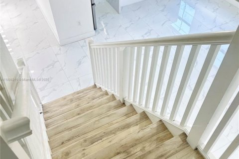 Villa ou maison à louer à Miami, Floride: 4 chambres, 282.24 m2 № 1949474 - photo 16