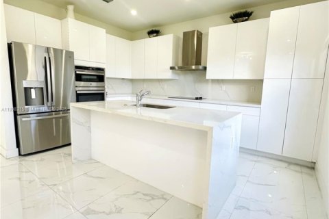 Villa ou maison à louer à Miami, Floride: 4 chambres, 282.24 m2 № 1949474 - photo 10