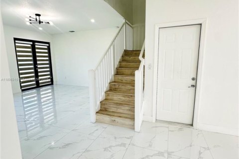 Villa ou maison à louer à Miami, Floride: 4 chambres, 282.24 m2 № 1949474 - photo 12