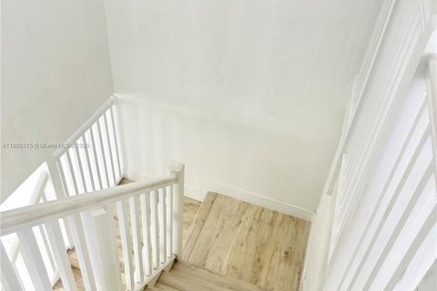 Villa ou maison à louer à Miami, Floride: 4 chambres, 282.24 m2 № 1949474 - photo 17