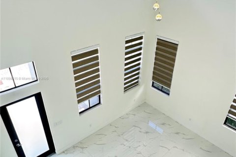 Villa ou maison à louer à Miami, Floride: 4 chambres, 282.24 m2 № 1949474 - photo 18