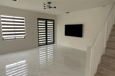 Villa ou maison à louer à Miami, Floride: 4 chambres, 282.24 m2 № 1949474 - photo 3