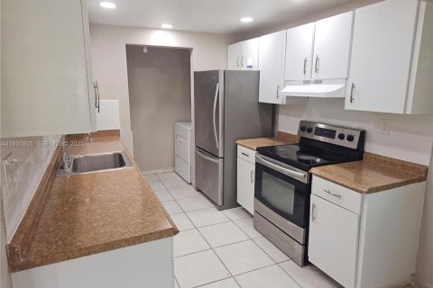 Condo in Miami, Florida, 3 bedrooms № 1990324 - photo 4