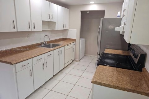 Condo in Miami, Florida, 3 bedrooms № 1990324 - photo 5