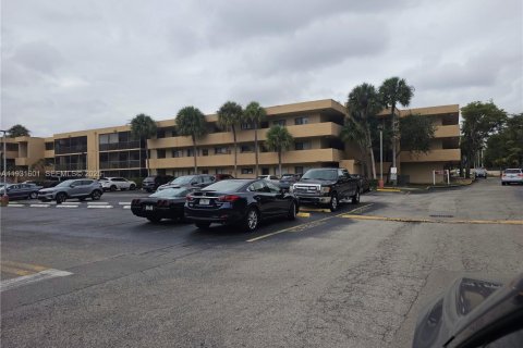 Condo in Miami, Florida, 3 bedrooms № 1990324 - photo 1