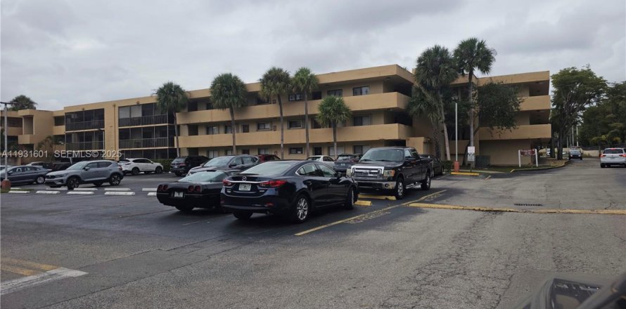 Condo in Miami, Florida, 3 bedrooms № 1990324