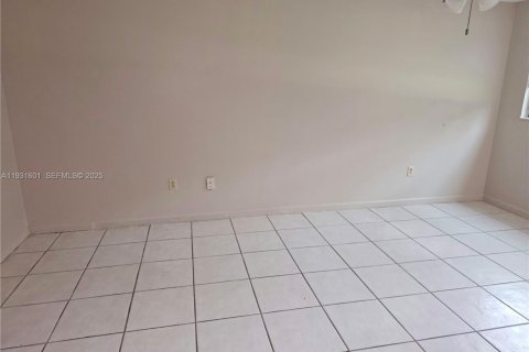 Condo in Miami, Florida, 3 bedrooms № 1990324 - photo 2
