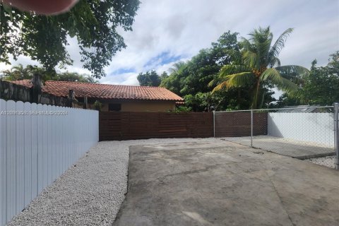 House in Miami, Florida 3 bedrooms, 109.44 sq.m. № 2067552 - photo 13