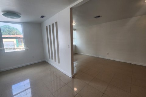 House in Miami, Florida 3 bedrooms, 109.44 sq.m. № 2067552 - photo 5