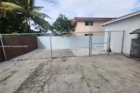 House in Miami, Florida 3 bedrooms, 109.44 sq.m. № 2067552 - photo 14