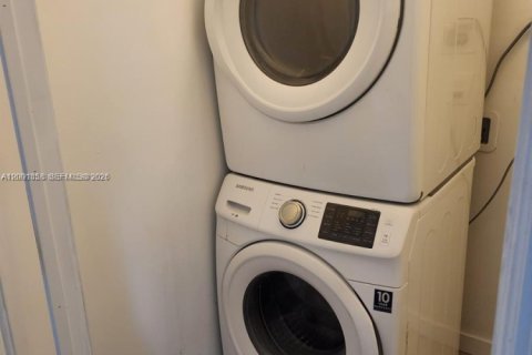 House in Miami, Florida 3 bedrooms, 109.44 sq.m. № 2067552 - photo 11