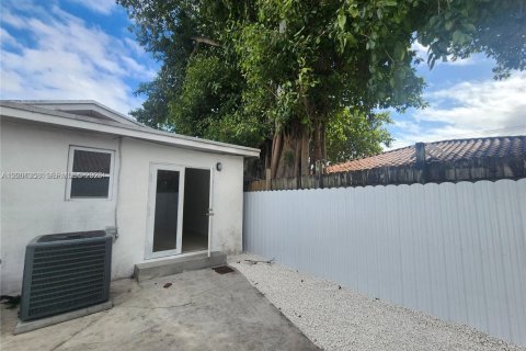 House in Miami, Florida 3 bedrooms, 109.44 sq.m. № 2067552 - photo 12