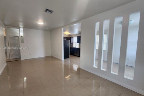 House in Miami, Florida 3 bedrooms, 109.44 sq.m. № 2067552 - photo 2