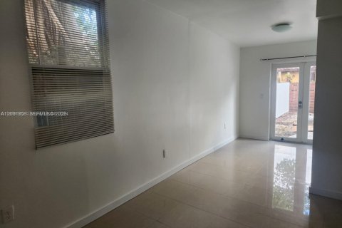 House in Miami, Florida 3 bedrooms, 109.44 sq.m. № 2067552 - photo 8