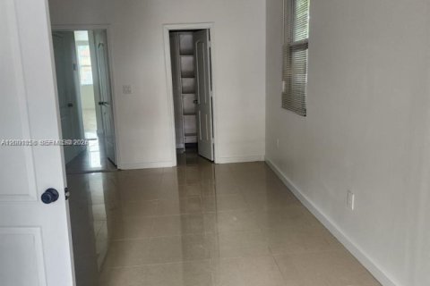 House in Miami, Florida 3 bedrooms, 109.44 sq.m. № 2067552 - photo 6