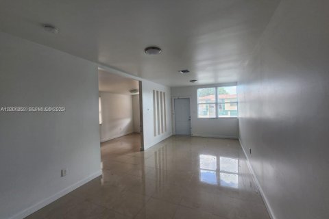 House in Miami, Florida 3 bedrooms, 109.44 sq.m. № 2067552 - photo 3