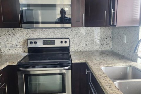 House in Miami, Florida 3 bedrooms, 109.44 sq.m. № 2067552 - photo 4