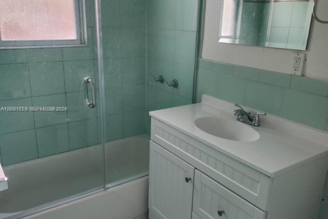 House in Miami, Florida 3 bedrooms, 109.44 sq.m. № 2067552 - photo 10