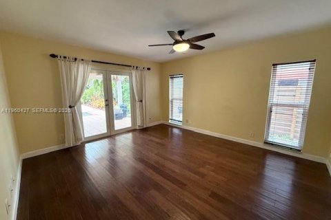 Casa en venta en Miami, Florida, 4 dormitorios, 159.7 m2 № 2040387 - foto 9