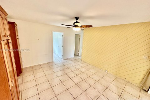 Casa en venta en Miami, Florida, 4 dormitorios, 159.7 m2 № 2040387 - foto 15