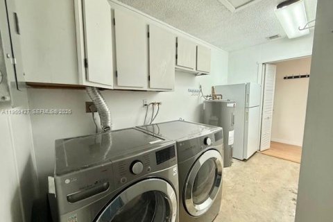 Casa en venta en Miami, Florida, 4 dormitorios, 159.7 m2 № 2040387 - foto 18