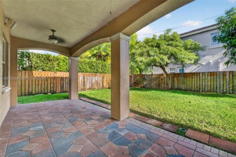 House in Cutler Bay, Florida 4 bedrooms, 233.56 sq.m. № 2069654 - photo 27