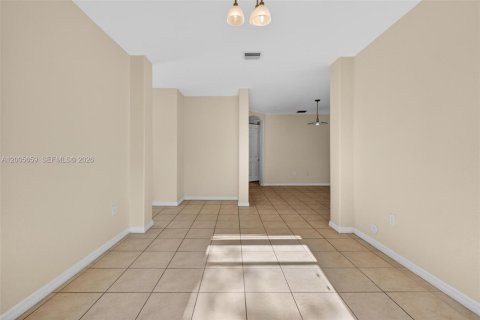 House in Cutler Bay, Florida 4 bedrooms, 233.56 sq.m. № 2069654 - photo 12