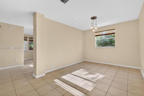 House in Cutler Bay, Florida 4 bedrooms, 233.56 sq.m. № 2069654 - photo 11