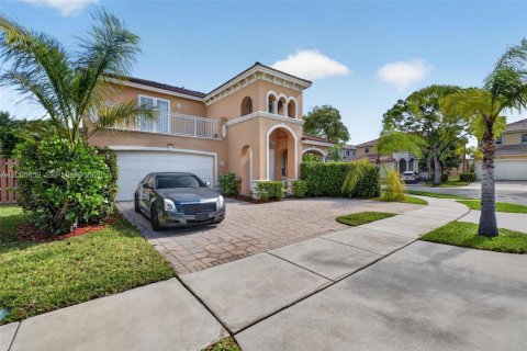 House in Cutler Bay, Florida 4 bedrooms, 233.56 sq.m. № 2069654 - photo 2