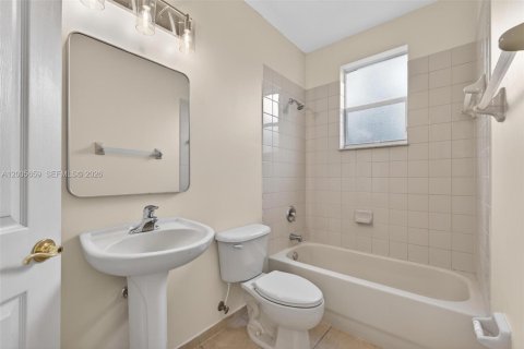 House in Cutler Bay, Florida 4 bedrooms, 233.56 sq.m. № 2069654 - photo 24