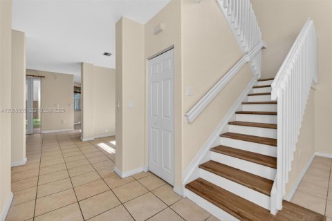 House in Cutler Bay, Florida 4 bedrooms, 233.56 sq.m. № 2069654 - photo 9