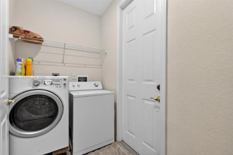 House in Cutler Bay, Florida 4 bedrooms, 233.56 sq.m. № 2069654 - photo 25