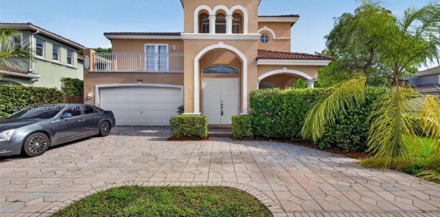 House in Cutler Bay, Florida 4 bedrooms, 233.56 sq.m. № 2069654